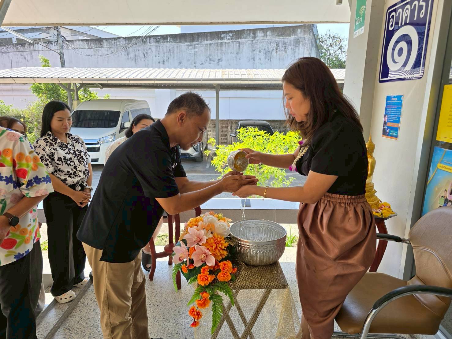 title - สำนักงานการปฏิรูปที่ดินจังหวัดเพชรบุรี ร่วมสืบสานวัฒนธรรม ประเพณีวันสงกรานต์ สรงน้ำพระและ รดน้ำขอพรปฏิรูปที่ดินจังหวัดเพชรบุรี